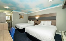 Hollywood Palms Inns & Suites